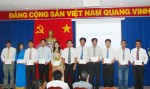 Đ/c Nguyễn Văn Sơn - GĐ.TTTTCTTG cấp bằng tốt nghiệp cho học viên