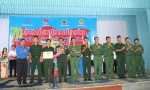 Đồng chí Trần Thanh Nguyên - Bí thư Tỉnh Đoàn trao giải nhất cho Đoàn Thanh niên Bộ CHQS tỉnh