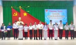 Ông Phạm Anh Tuấn - Bí thư huyện ủy và ông Ngô Huỳnh Quang Thái - Phó BT tỉnh đoàn trao quà và học bổng