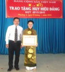 Ông Phan Văn Hoàng - Ủy viên Thường vụ Thành ủy, Phó Chủ tịch UBND TP Mỹ Tho trao huy hiệu Đảng cho đảng viên