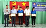 Ông Đặng Văn Chức - Phó Ban Dân vận Huyện ủy Cai Lậy trao giấy khen cho các tập thể hoàn thành tốt công tác đoàn và phong trào thanh thiếu nhi trong Tháng thanh niên 2016