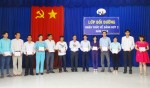 Trao giấy chứng nhận cho học viên