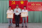 Ông Lý Văn Cẩm - PCT UBND huyện, Trưởng BCĐ phong trào TDĐKXDĐSVH huyện trao thưởng cho các tập thể có thành tích tốt