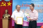 Ông Nguyễn Thanh Hiền - Tỉnh ủy viên, Phó Trưởng ban thường trực Ban Tuyên giáo Tỉnh ủy trao giải nhất cho tác giả Diệp Vàm Cỏ