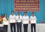 Tặng giấy khen cho các đơn vị hoàn thành xuất sắc nhiệm vụ