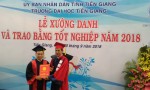 PGS.TS Võ Ngọc Hà - Hiệu trưởng Trường Đại học Tiền Giang trao bằng tốt nghiệp cho sinh viên. Ảnh: baoapbac.vn