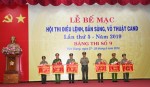 Đại tá Lê Hồng Hiệp, Phó Cục trưởng Cục Công tác đảng và công tác chính trị trao thưởng cho các đội tuyển đạt giải nhất, nhì, ba và khuyến khích toàn đoàn. Ảnh: Thành Phong