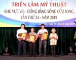 Nhà điêu khắc Phan Gia Hương - Phó Chủ tịch Hội Mỹ thuật VN trao giải thưởng cho họa sĩ Lê Duy (thứ 3 từ trái sang)