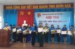 Đồng chí Nguyễn Thị Uyên Trang - Bí thư Tỉnh Đoàn, trao giải nhất cho thí sinh Nguyễn Quốc Thanh