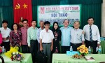 Các nhà văn, nhà thơ chụp ảnh lưu niệm tại hội thảo