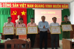 Đồng chí Đoàn Văn Ngon - Phó bí thư Thường trực Huyện ủy trao giấy khen cho các thí sinh đạt giải