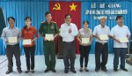 Học viên nhận giấy chứng nhận hoàn thành khóa học.