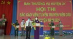 Đ.c Võ Ngọc Chiến, Phó bí thư TT Huyện ủy trao giấy khen cho thí sinh đạt giải.