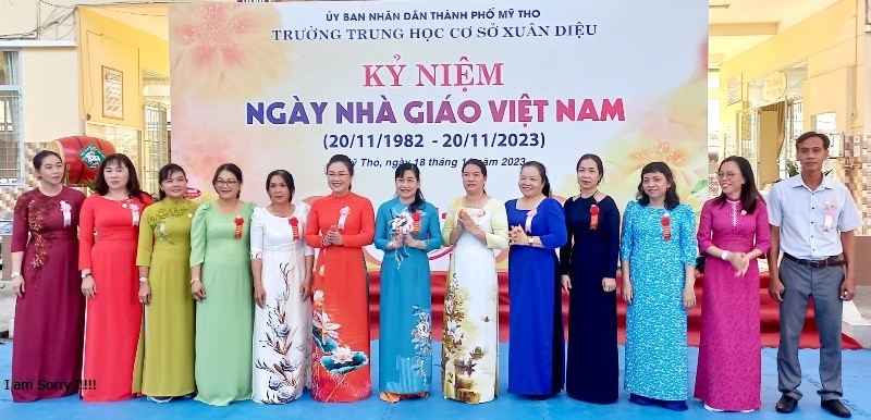 Đồng chí Châu Thị Mỹ Phương trao tặng Kỷ niệm chương Vì sự nghiệp giáo dục cho thầy, cô giáo.