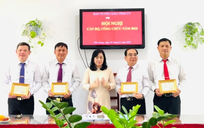 Trưởng ban Tuyên giáo Tỉnh ủy trao giấy chứng nhận đạt danh hiệu Tập thể lao động tiên tiến.