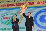 Bí thư Tỉnh ủy Trần Thế Ngọc tặng hoa chúc mừng Phó Thủ tướng Vũ Văn Ninh.   Ảnh Duy Sơn