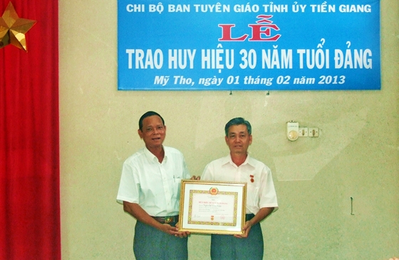 Đ/c Nguyễn Thanh Nhàn, TUV, Bí thư Đảng ủy Khối các cơ quan tỉnh trao Huy hiệu 30 năm tuổi đảng cho đ/c Nguyễn Văn Tiến