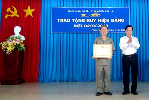 Bí thư Tỉnh ủy Trần Thế Ngọc trao Huy hiệu 65 năm tuổi Đảng  cho đồng chí Huỳnh Văn Niềm - nguyên Bí thư Tỉnh ủy Tiền Giang