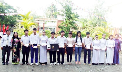 Tặng thưởng cho học sinh đạt thành tích xuất sắc trong năm học 2012-2013