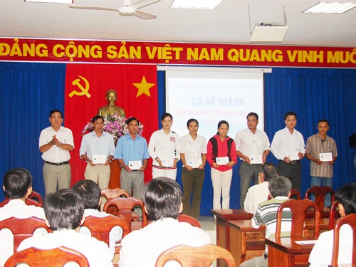 Đ/c Nguyễn Văn Sơn - Giám đốc Trung tâm trao giấy chứng nhận cho học viên