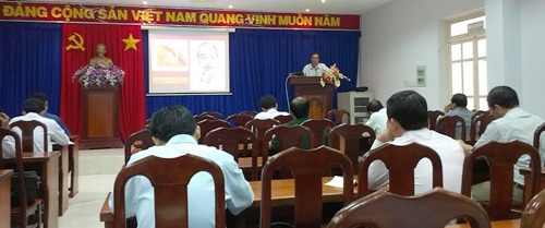 Đ/c Nguyễn Thanh Hiền - Phó Trưởng Ban Tuyên giáo TU trình bày tại hội nghị