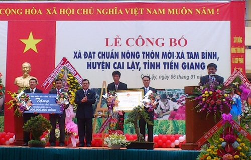 Ông Nguyễn Văn Khang - CT UBND tỉnh trao bằng công nhận xã đạt chuẩn nông thôn mới và tặng Công trình phúc lợi 1 tỷ đồng