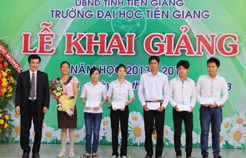 TS.Võ Ngọc Hà trao học bổng cho SV