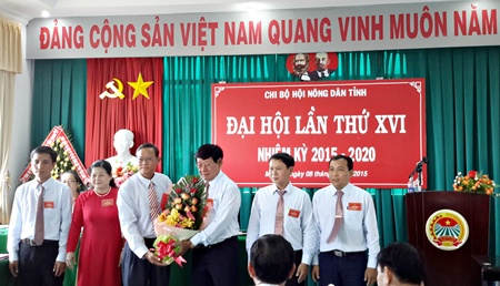 Đồng chí Nguyễn Thanh Nhàn - Tỉnh ủy viên, Bí thư Đảng ủy khối các cơ quan tỉnh tặng hoa chúc mừng đại hội