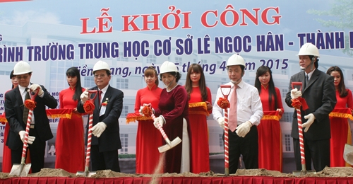 Bà Nguyễn Thị Kim Ngân - UVBCT, Phó Chủ tịch Quốc hội nước CHXHCNVN cùng lãnh đạo tỉnh, TP Mỹ Tho thực hiện nghi thức khởi công