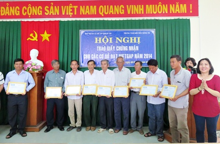 Trao giấy chứng nhận sản phẩm rau quả đạt VietGap