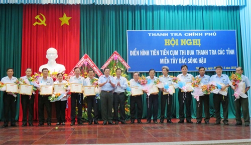 Ông Nguyễn Văn Thắng - Chánh Thanh tra tỉnh TG trao giấy khen cho các cá nhân có thành tích xuất sắc trong phong trào thi đua yêu nước