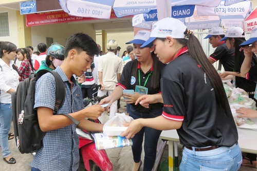 Nhóm “Bát cháo đêm” phát cơm miễn phí cho các thí sinh