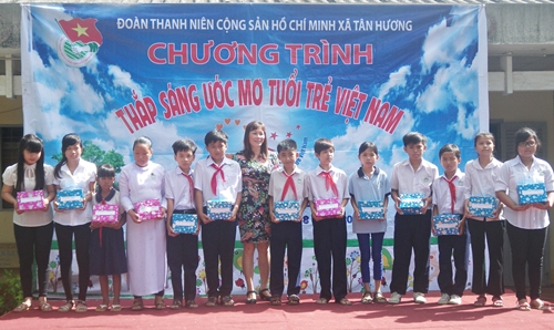 Xã Tân Hương tặng quà và học bổng cho học sinh nghèo