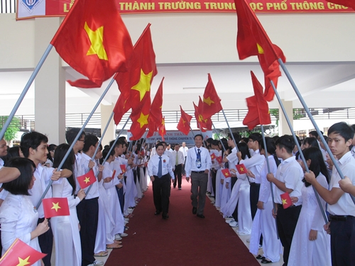 Học sinh Trường THPT Chuyên Tiền Giang trong ngày khánh thành ngôi trường mới