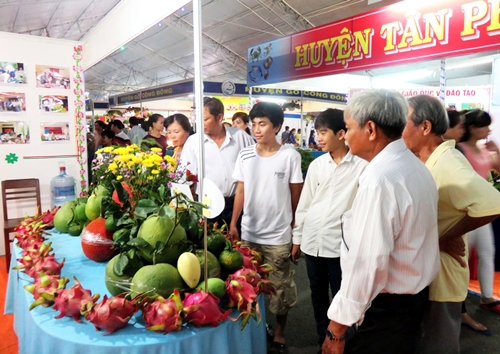 Đông đảo người dân đến tham quan, mua sắm tại khu triển lãm thành tựu tỉnh Tiền Giang