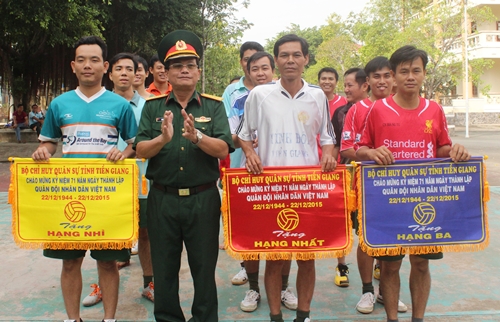 Đại tá Đoàn Văn Hùng - Phó Tham mưu trưởng Bộ CHQS tỉnh trao Cờ cho các đơn vị đạt giải ở môn bóng chuyền