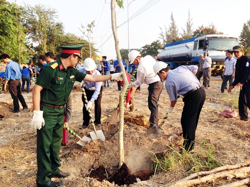 Lãnh đạo TP Mỹ Tho tham gia trồng cây xanh