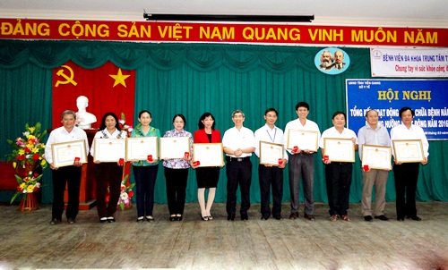 Ông Trần Thanh Thảo - GĐ Sở Y tế trao bằng công nhận danh hiệu Chiến sĩ thi đua cấp tỉnh năm 2015