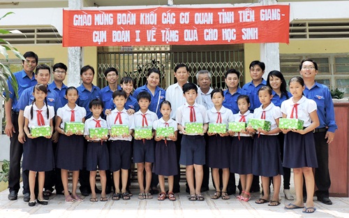 Đại diện Đoàn khối chụp hình lưu niệm với giáo viên và học sinh Trường TH Tân Hòa Thành A