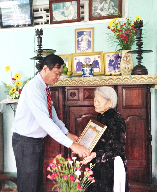 Ông Nguyễn Trọng Hữu - Phó Bí thư thường trực Thành ủy Mỹ Tho trao huy hiệu Đảng cho đảng viên cao niên tại Phường 2