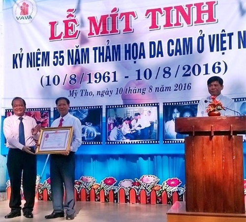 Ông Trần Thanh Đức - Tỉnh uỷ viên, Phó Chủ tịch UBND tỉnh trao Huân chương Lao động hạng III cho Hội Nạn nhân chất độc da cam/dioxin