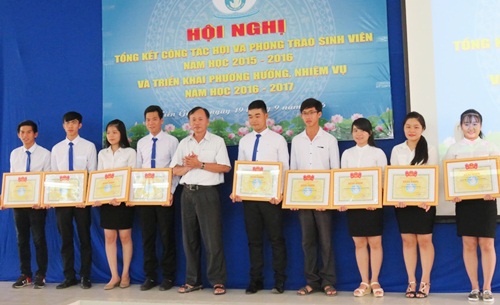 Đồng chí Nguyễn Quang Khải - Phó Hiệu trưởng Trường ĐHTG trao bằng khen của Trung ương Hội Sinh viên Việt Nam cho các cá nhân