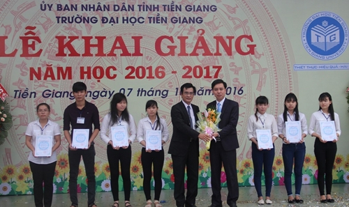 PGS.TS. Võ Ngọc Hà - Bí thư Đảng ủy, Hiệu trưởng Trường ĐHTG và nhà tài trợ trao học bổng cho sinh viên