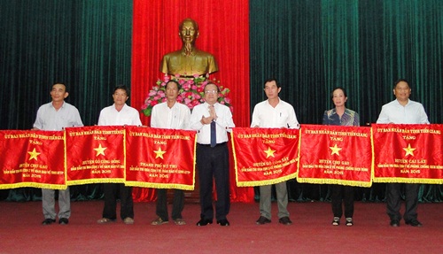 Ông Trần Thanh Đức - Phó Chủ tịch UBND tỉnh trao cờ thi đua của Ủy ban nhân dân tỉnh cho 6 đơn vị đã có thành tích tiêu biểu xuất sắc trong thực hiện chuyên đề thi đua “Đảm bảo vệ sinh an toàn thực phẩm” và “Phòng, chống dịch bệnh” năm 2015