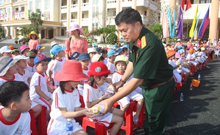 Đại tá Nguyễn Văn Bé Bảy, Phó Chỉ huy trưởng Bộ CHQS tỉnh tặng quà cho các cháu thiếu nhi