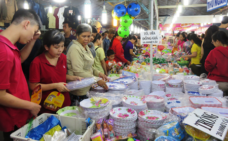 Đông đảo bà con nhân dân đến tham quan, mua sắm ngay sau khi khai mạc