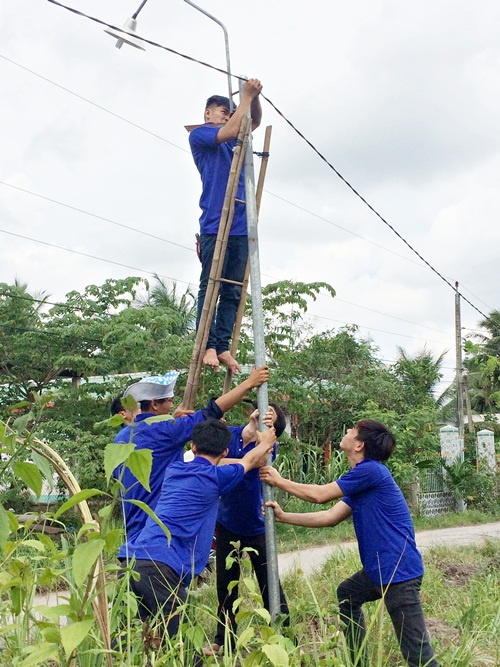 Sinh viên Trường Cao đẳng nghề Tiền Giang giúp dân sửa chữa tuyến đường ánh sáng ANTT tại ấp Tư, xã Tân Hòa Thành, huyện Tân Phước