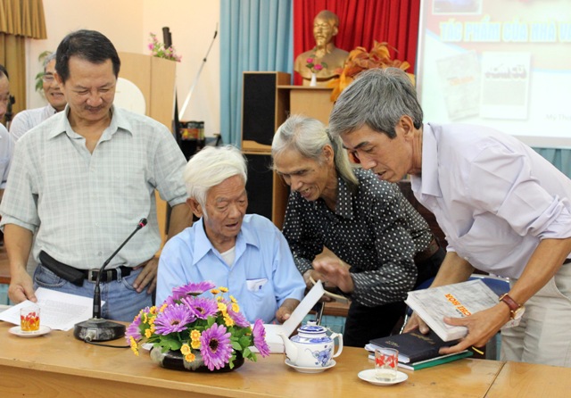 Nhà văn Lương Hiệu Vui ký tặng tiểu thuyết “Khám Chí Hòa” cho các bạn văn