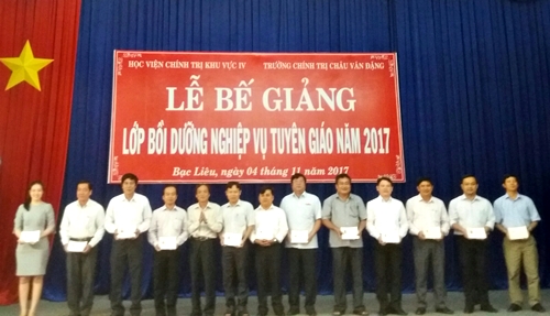 Trao giấy chứng nhận cho học viên tại lễ bế giảng