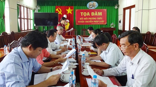 Các đại biểu tham dự tọa đàm